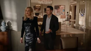 Alex Perry Hart Ruched Jersey Lambrissé Vinyle Midi Robe portée par Alexis Carrington (Elaine Hendrix) comme vu dans Dynasty (S04E08)