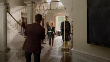 Sandales Veerah Venus portées par Alexis Carrington (Elaine Hendrix) vues dans Dynasty (S04E08)