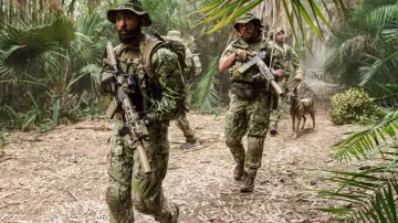 Camisa de combate Crye Precision G3 AOR2 usada por Ray Perry (Neil Brown Jr.) en la serie de televisión SEAL Team (S02E16)