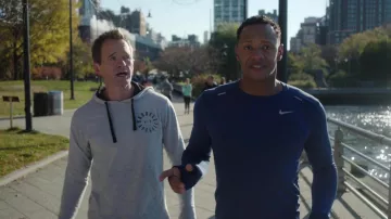 Barbell Apparel Hoodie porté par Michael (Neil Patrick Harris) vu dans la garde-robe d’une émission de télévision uncouplée (S01E04)