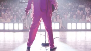 The two-tone shoes worn by Elvis (Austin Butler) in the movie Elvis 