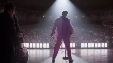 Les chaussures bicolores portées par Elvis (Austin Butler) dans le film Elvis 