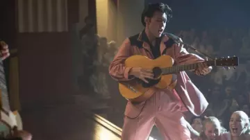 L'ensemble de costume noir et rose avec veste blazer, chemise et pantalon porté par Elvis (Austin Butler) dans le film Elvis