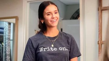 « Écrivez sur. » Tee graphique porté par Natalie Bauer (Nina Dobrev) dans le film Love Hard