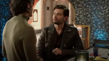 Ambush Ambush Logo Open Collar Shirt porté par Sam Jones (Rafael de la Fuente) comme vu dans Dynasty (S04E08)