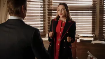 Gucci Contrast Trim Double Breasted Military Coat porté par Fallon Carrington (Elizabeth Gillies) comme on le voit dans Dynasty (S04E08)