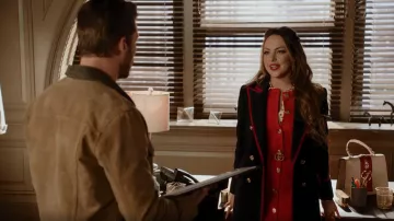 Gucci Sylvie Top Handle Bag porté par Fallon Carrington (Elizabeth Gillies) vu dans Dynasty (S04E08)
