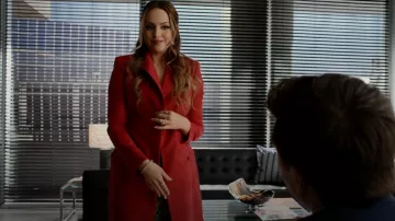 Manteau de laine ceinturé porté par Fallon Carrington (Elizabeth Gillies) tel que vu dans Dynasty (S04E08)