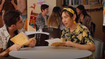 H&M Hairband with Knot Detail porté par Eleanor Wong (Ramona Young) vu dans Never Have I Ever (S02E09)
