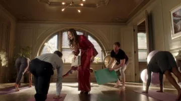Pantalones de cuero Gucci usados por Fallon Carrington (Elizabeth Gillies) como se ve en Dynasty (S04E06)