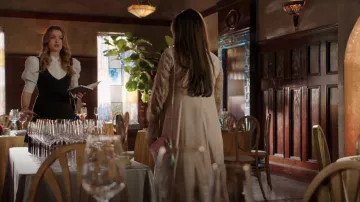 Bolso de hombro pequeño de cuero laminado Gucci usado por Cristal Carrington (Daniella Alonso) como se ve en Dinastía (S04E06)