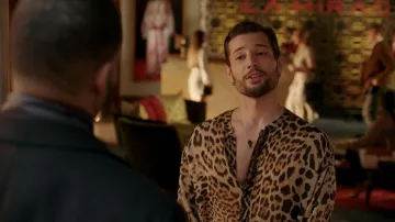 Camisa Animal Print de Seda de Saint Laurent usada por Sam Jones (Rafael de la Fuente) como se ve en Dinastía (S04E06)