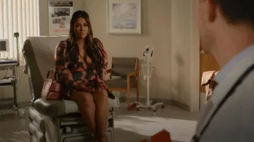 Minirobe en soie à manches longues Ulla Johnson Semira Shibori portée par Cristal Carrington (Daniella Alonso) vue dans Dynasty (S04E09)