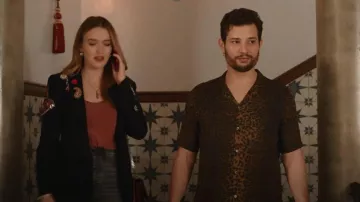 Chemise Ksubi Prowler portée par Sam Jones (Rafael de la Fuente) vue dans Dynasty (S04E09)