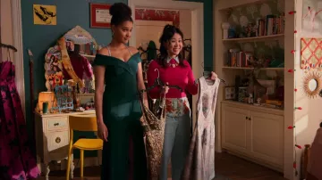 Ever New Sara Dress usado por Fabiola Torres (Lee Rodriguez) como se ve en Never Have I Ever (S02E10)