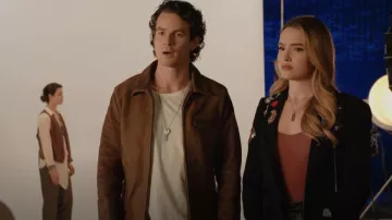 Cinq a Sept Love Cheyenne Bejeweled Blazer usado por Kirby Anders (Maddison Brown) como se ve en Dynasty (S04E09)