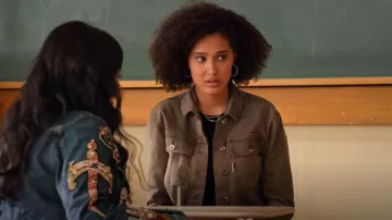 Sam Edeman La chaqueta Aimmie que lleva Fabiola Torres (Lee Rodriguez) como se ve en Never Have I Ever (S02E10)