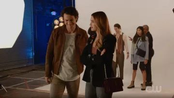 Saint Laurent Sunset Medium Leather Shoulder Bag porté par Kirby Anders (Maddison Brown) vu dans Dynasty (S04E09)