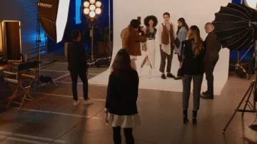 Wandler Isa Patent Leather Ankle Boots porté par Kirby Anders (Maddison Brown) comme on le voit dans Dynasty (S04E09)