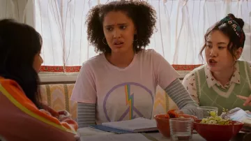 Aqua Lauren Moshi x Aqua Electric Peace Print Tee usado por Fabiola Torres (Lee Rodriguez) como se ve en Never Have I Ever (S02E10)