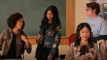 Mariella Ferrari Classic Tartan Kilt usado por Devi Vishwakumar (Maitreyi Ramakrishnan) como se ve en Never Have I Ever (S02E10)