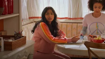Aviator Nation Bolt Sudadera recortada en rosa usada por Devi Vishwakumar (Maitreyi Ramakrishnan) como se ve en el vestuario de la serie de televisión Never Have I Ever (S02E10)
