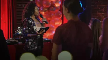 Cinq una chaqueta floral Sept Sakura usada por Shannon Thornton como se ve en Dinastía (S04E09)