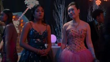 Mac Duggal Vestido Bustier sin mangas bordado floralmente por Devi Vishwakumar (Maitreyi Ramakrishnan) como se ve en Never Have I Ever (S02E10)