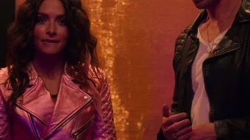 Veste en cuir matelassé rose portée par Billie Connelly (Sarah Shahi) comme on le voit dans la garde-robe du film Sex/Life