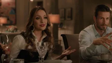 Boucles d’oreilles Fallon Pearly Drama Hoop portées par Fallon Carrington (Elizabeth Gillies) telles que vues dans Dynasty (S04E09)