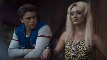 Probable vestido de leopardo de constanza usado por Montana Duke (Billie Catherine Lourd) como se ve en American Horror Story (S09E01)