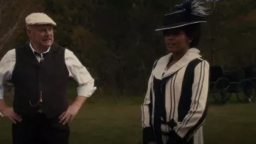 Manteau rayé noir et blanc Zara Longline porté par Violet Hart (Shanice Banton) vu dans Murdoch Mysteries (S15E03)