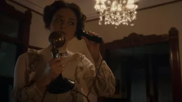 Chemisier brodé à volants Zara porté par Irene Robbins (Lucy Ellis) vu dans Murdoch Mysteries (S15E06)