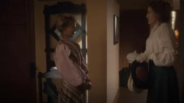 Robe en coton smocké H&M en rose clair portée par Goldie Huckabee (Jonelle Gunderson) vue dans Murdoch Mysteries (S14E02)
