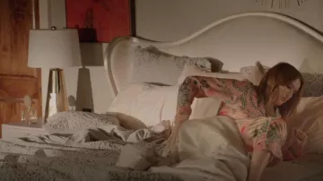 Karen Mabon Snow Leopard Long Pajama Set usado por Kirby Anders (Maddison Brown) como se ve en Dynasty (S04E11)