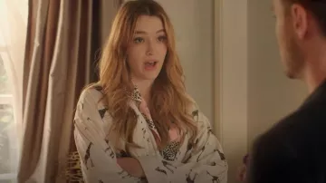Kimono Gris Mason en Jirafa marfil usado por Kirby Anders (Maddison Brown) como se ve en Dinastía (S04E11)
