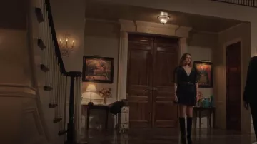 Stuart Weitzman Parton Knee High Boots porté par Kirby Anders (Maddison Brown) comme on le voit dans Dynasty (S04E11)