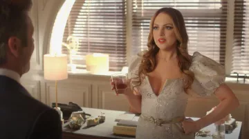 Dolce & Gabbana DG Girls Shoulder Bag usado por Fallon Carrington (Elizabeth Gillies) como se ve en Dynasty (S04E11)