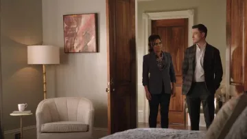 Cinq un Sept Khloe Crepe Ruched Blazer usado por Cristal Carrington (Daniella Alonso) como se ve en Dinastía (S04E11)