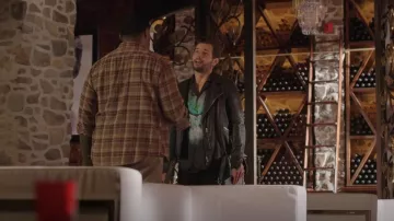 Camisa navideña off-White Waterfall usada por Sam Jones (Rafael de la Fuente) como se ve en Dynasty (S04E11)