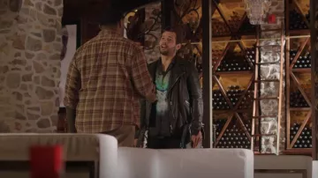 All Saints Kaho Leather Biker Jacket usado por Sam Jones (Rafael de la Fuente) como se ve en Dinastía (S04E11)