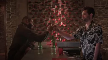 Camisa de seda con estampado de hoja de Saint Laurent usada por Sam Jones (Rafael de la Fuente) como se ve en Dinastía (S04E11)