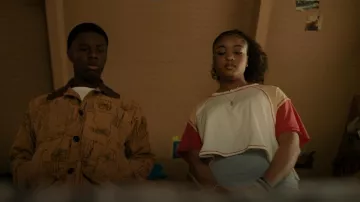 Urban Outfitters Cropped Raglan Tee porté par Crystal Dickinson comme on le voit dans The Chi (S05E10)