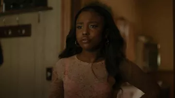 Acne Studios Long Sleeve Estrelle Vcarpet Print Mesh Top porté par Mariah Gordon comme vu dans The Chi (S05E10)