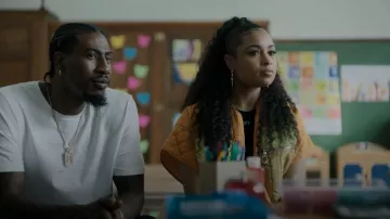 T-shirt à logo estampé coupé blanc cassé porté par Tiffany (Hanna R. Hall) comme on le voit dans The Chi (S05E10)