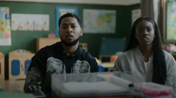 Quién decide la guerra X Barreras NY Monument Sudadera con capucha de algodón impresa usada por Emmett Washington (Jacob Latimore) como se ve en The Chi (S05E10)