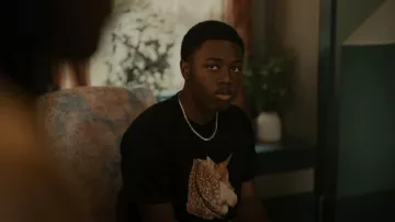 Burberry Deer Print Cotton Oversized T Shirt porté par Kevin Williams (Alex R. Hibbert) vu dans The Chi (S05E10)