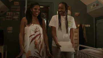 Union Los Angeles Ownership Tee porté par Crystal Dickinson comme on le voit dans The Chi (S05E10)