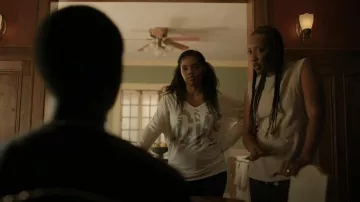 Go Couture Printed V Neck Dolman Sweater porté par Tyla Abercrumbie comme vu dans The Chi (S05E10)