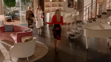 Sandalias Veerah Venus usadas por Alexis Carrington (Elaine Hendrix) como se ve en Dinastía (S05E20)